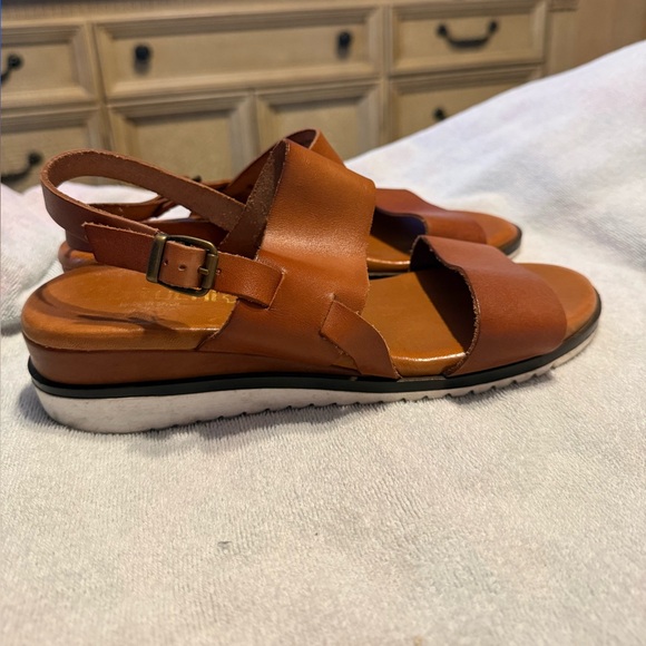 Bertuchi Shoes - Bertuchi Modern Brown Leather Sandals with Adjustable Ankle Strap